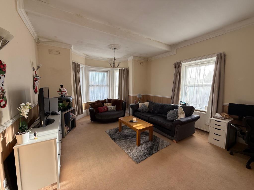 Lot: 133 - SIX SELF-CONTAINED FLATS IN BLOCK WITH STRUCTURAL ISSUES ON A LARGE PLOT WITH POTENTIAL - The living room in a first floor flat